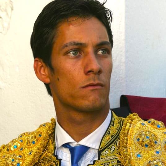 julien-lescarret-agence-voyage-taurin-le-cercle-evenements-erronda-pays-basque-visite-ganaderia-navarre
