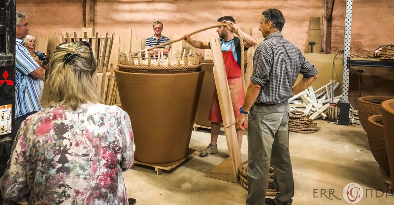 Photographie incentive journee decouverte pays basque voyage visite atelier poteries goicoechea producteur nature agence evenementielle saint jean de luz erronda