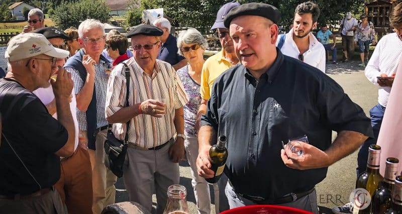 Pierre oteiza vin apéritif photographie incentive journée decouverte pays basque voyage visite atelier piment poteries charcuterie producteur nature agence evenementielle saint jean de luz erronda