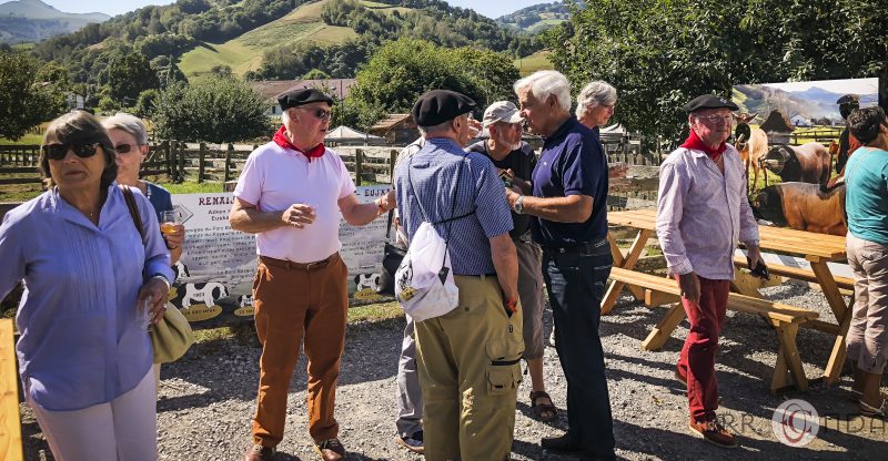 Pierre oteiza vin apéritif photographie incentive journée decouverte pays basque voyage visite atelier piment poteries charcuterie producteur nature agence evenementielle saint jean de luz erronda