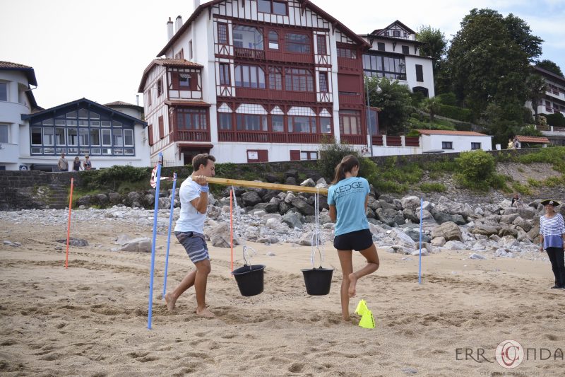 photographie_evenementiel_team_building_pays_basque_ciboure_saint_jean_de_luz_socoa_chasse_au_trésor_vin_degustation_gastronomie_charcuterie_bayonne_ecole_de_commerce_plage_ocean_jeux