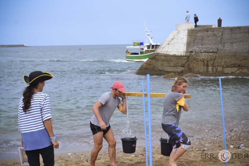 photographie_evenementiel_team_building_pays_basque_ciboure_saint_jean_de_luz_socoa_chasse_au_trésor_vin_degustation_gastronomie_charcuterie_bayonne_ecole_de_commerce_plage_ocean_jeux