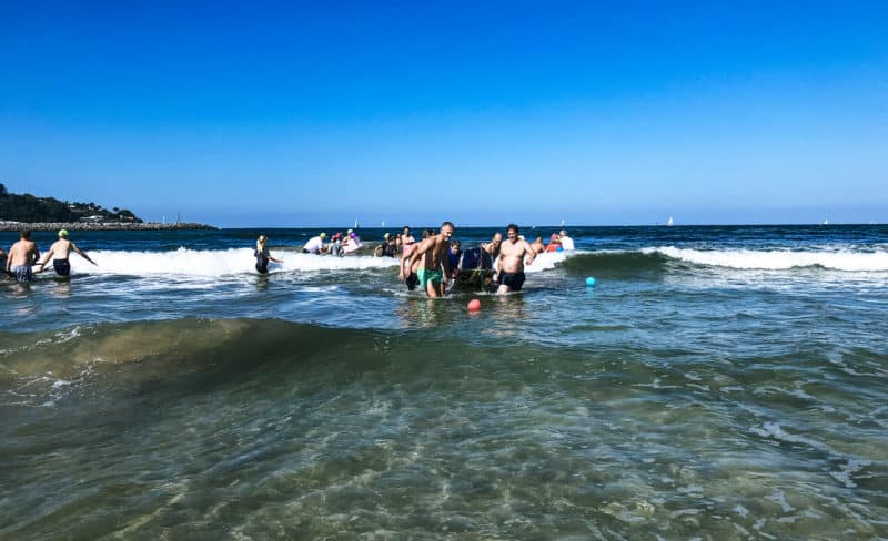agence evenementielle receptive pays basque erronda seminaire team building creatif incentive event saint jean de luz hendaye Barco loco plage ocean recyclage construction bateau carton reclyclage