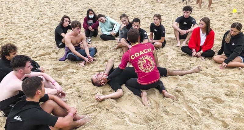 Kedge école de commerce Bayonne journée d'intégration Hossegor landes surf session initiation sauvetage côtier recycl'art recycler art peinture oeuvre d'art