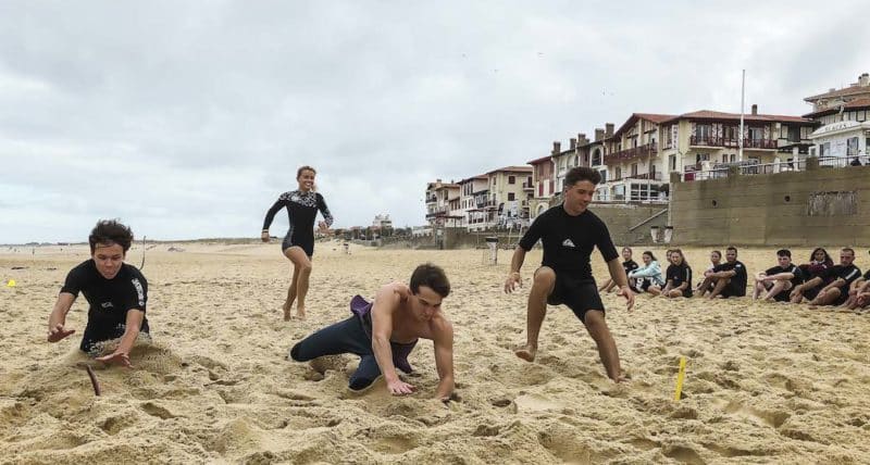 Kedge école de commerce Bayonne journée d'intégration Hossegor landes surf session initiation sauvetage côtier recycl'art recycler art peinture oeuvre d'art