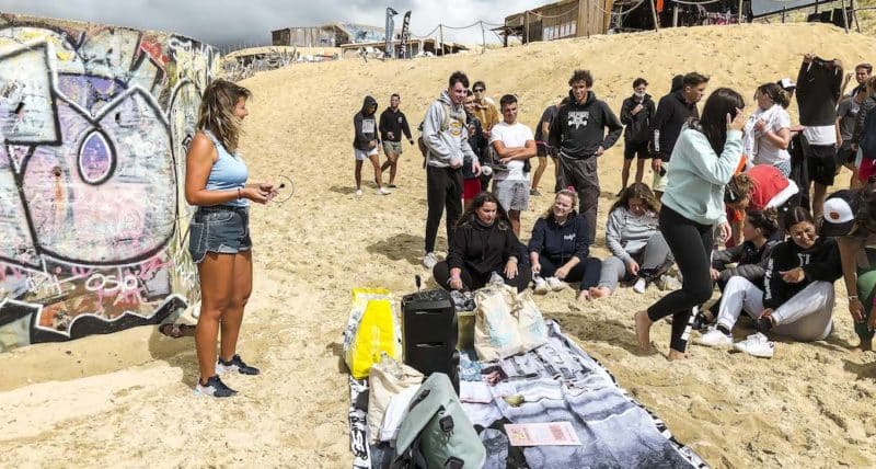 Kedge école de commerce Bayonne journée d'intégration Hossegor landes surf session initiation sauvetage côtier recycl'art recycler art peinture oeuvre d'art