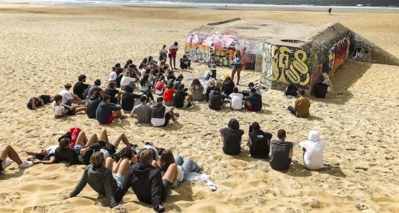 Kedge école de commerce Bayonne journée d'intégration Hossegor landes surf session initiation sauvetage côtier recycl'art recycler art peinture oeuvre d'art