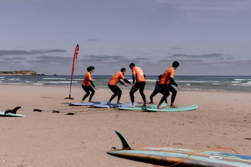 team building cours de surf peniche lisbonne portugal agence erronda